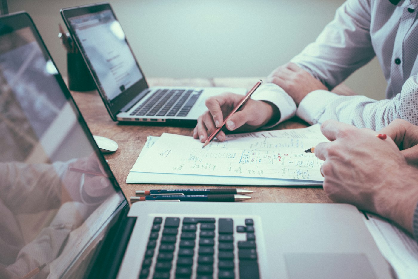 Profesional revisando oportunidades de empleo